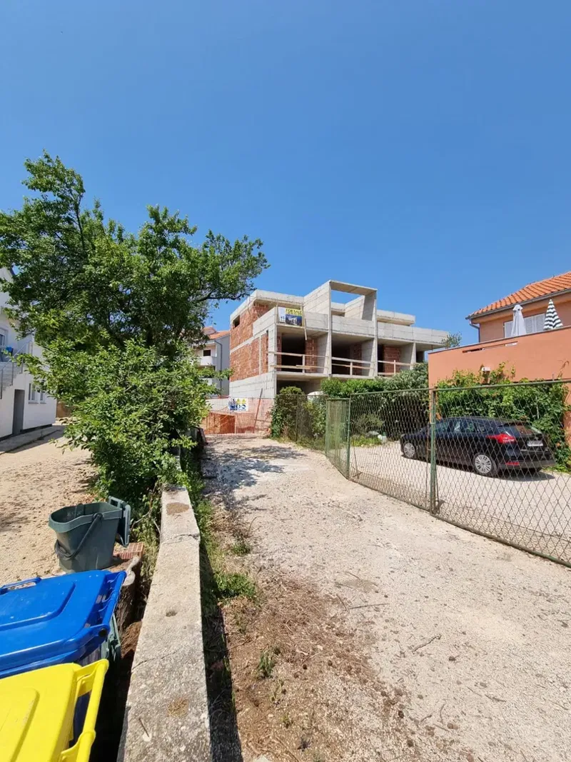 Ekskluzivni troetažni stanovi u roh bau fazi – vrhunska lokacija u centru Krka