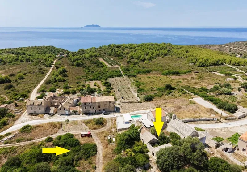 Otok Biševo - kamena kuća s dodatnim objektom i zemljištem 706 m2
