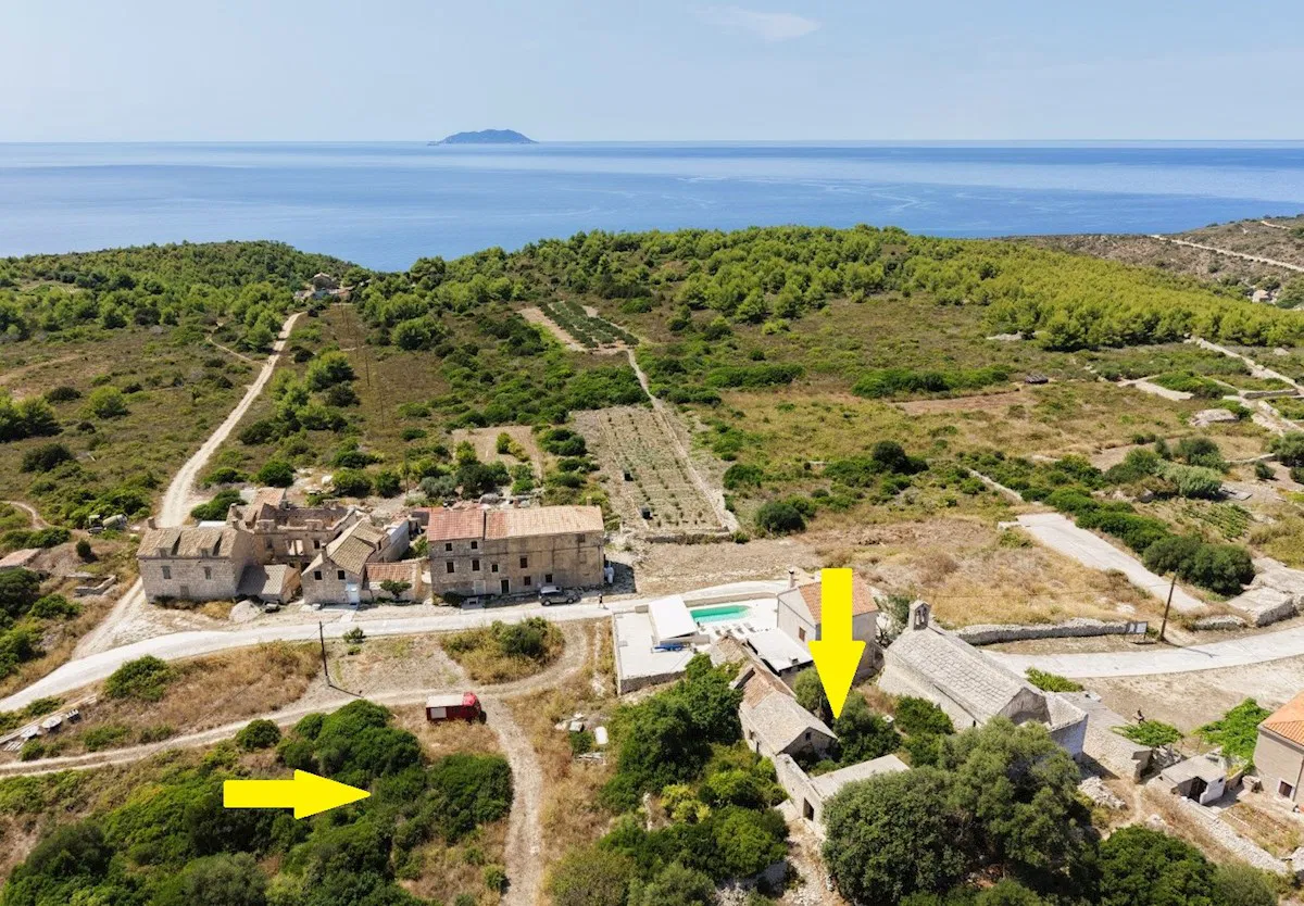 Otok Biševo - kamena kuća s dodatnim objektom i zemljištem 706 m2