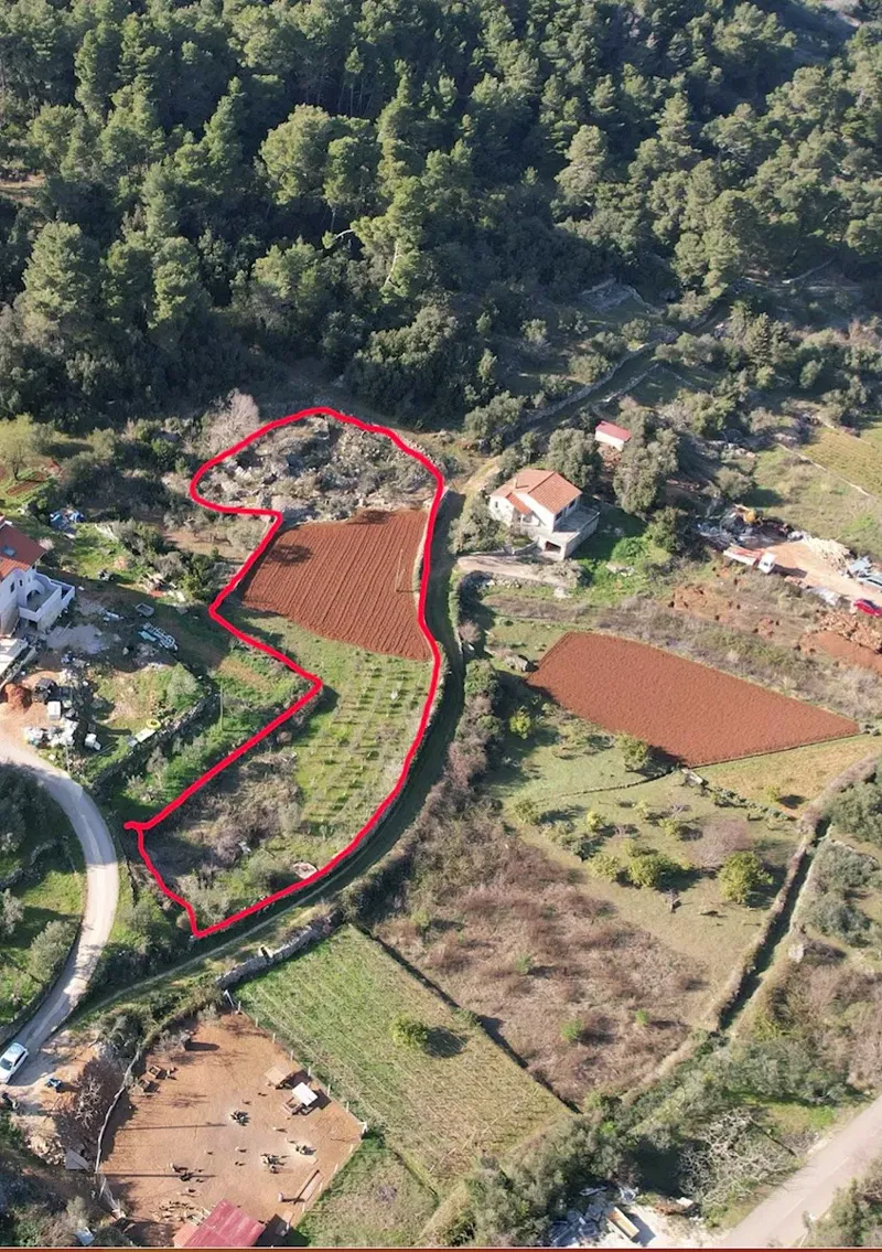 Veliko građevinsko zemljište Dol -Hvar s pogledom na Starogradsko polje