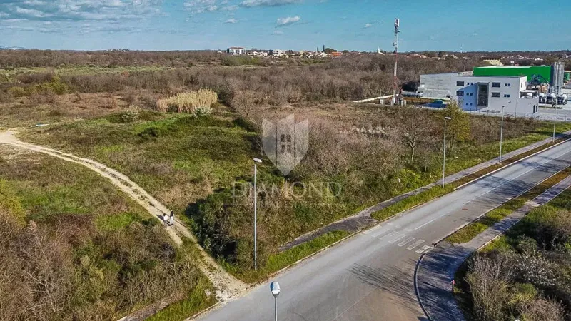 Poreč, spacious land for commercial purposes – 2