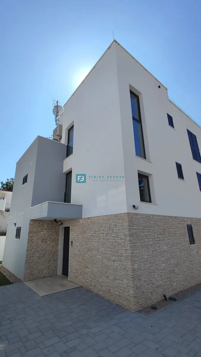 VODICE, novogradnja, 1. kat, luksuzni stan, centar, 250 m do rive – 3