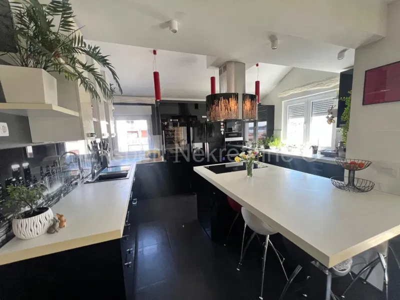 Luksuzni penthouse u srcu Trogira – otvoreni pogled na more