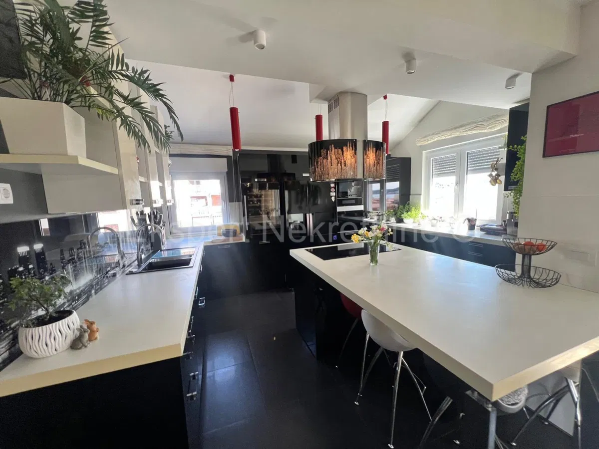 Luksuzni penthouse u srcu Trogira – otvoreni pogled na more