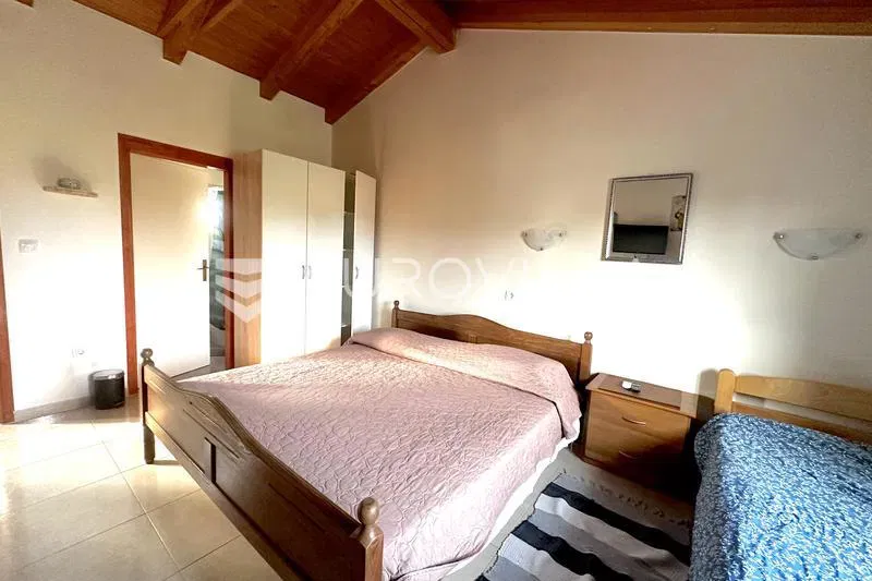 Istra, Brtonigla, kuća s 2 stana i autentičnom konobom u kamenu