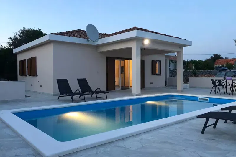 Detached house with swimming pool – 2