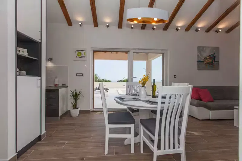 Detached house with swimming pool – 3