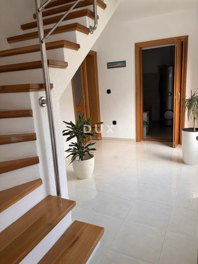 ŠIBENIK, CRNICA – Duplex apartment with view and garage, 250 m² – 2