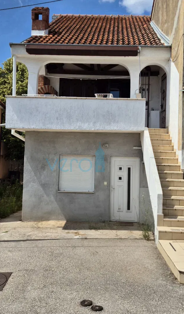 Omišalj, isola di Krk, casa bifamiliare in pietra con 2 appartamenti separati, terrazza, parcheggio, in vendita – 2