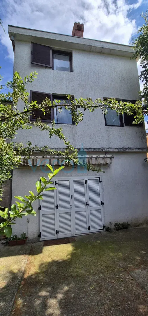 Omišalj, isola di Krk, casa bifamiliare in pietra con 2 appartamenti separati, terrazza, parcheggio, in vendita – 3