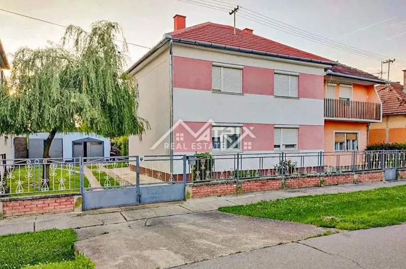 Beli Manastir, dvodomka s velikom okućnicom