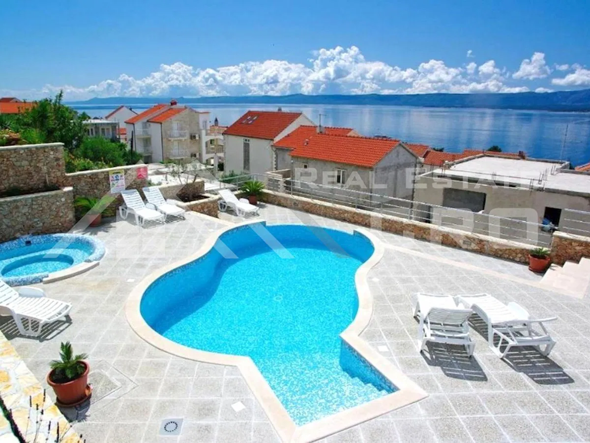 Immobili Brač – Villa spaziosa con 20 appartamenti arredati e piscina comune, in vendita