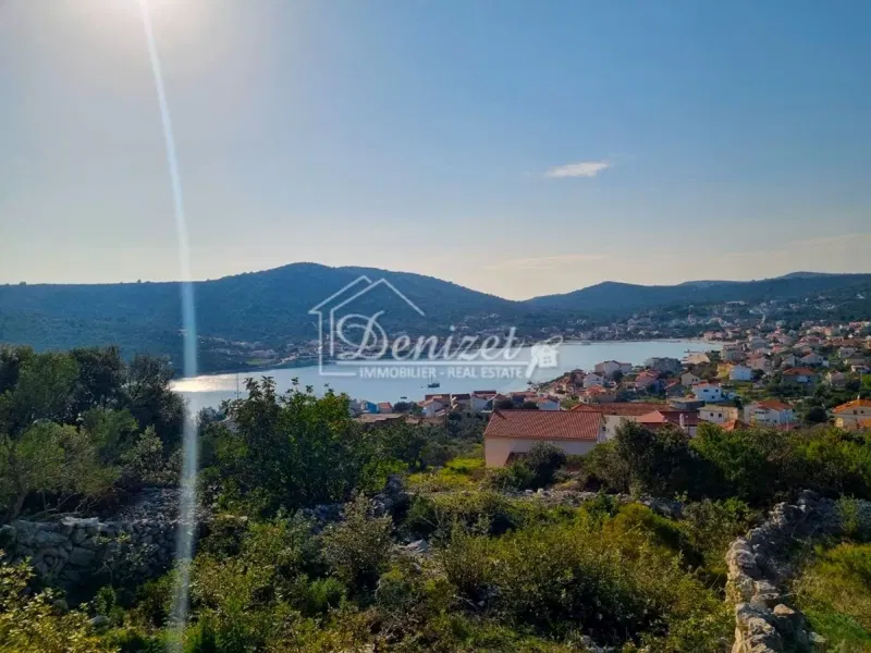 Marina, Vinišće, Građevinsko zemljište s pogledom na more na prodaju
