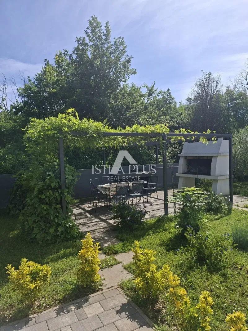 Istria, Parenzo 5 km - Casa unifamiliare, ultima di una fila con un bellissimo giardino + appartamento annesso – 2