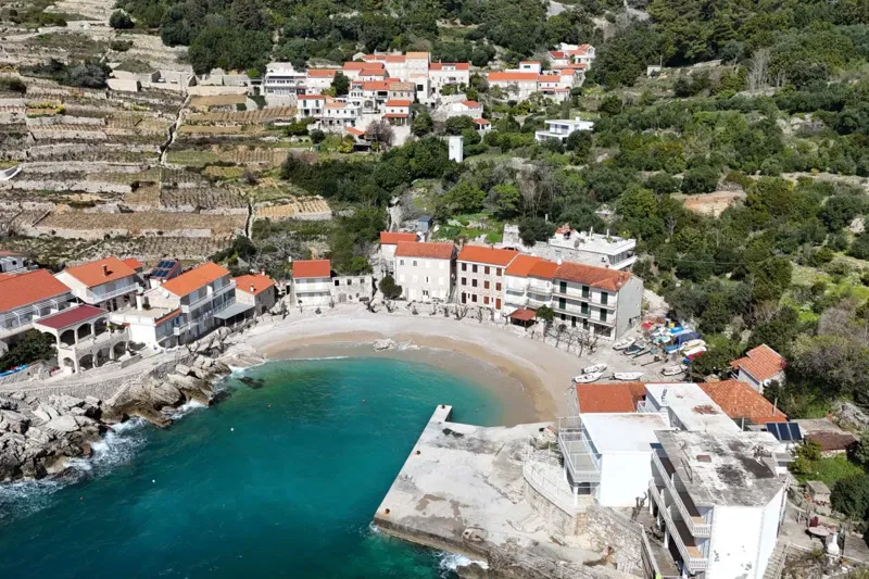 Kamena kuća s pogledom na more