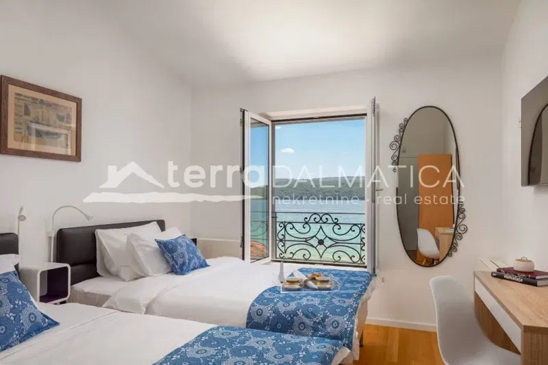 Luxury 5★ villa first row to the sea, 1000 m², Šibenik area – 2