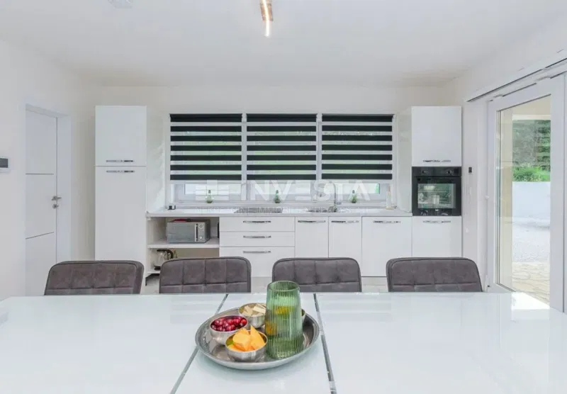 Modern villa medencével – 3