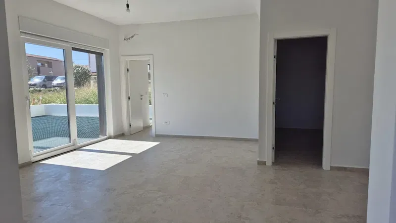 Prizemni stan s vrtom – novogradnja, 76 m², 2 parkirna mjesta, blizina mora