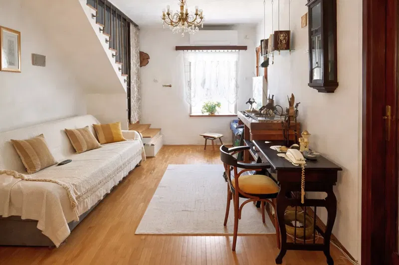 Casa in pietra ristrutturata con cortile, parcheggio e dependance – 2