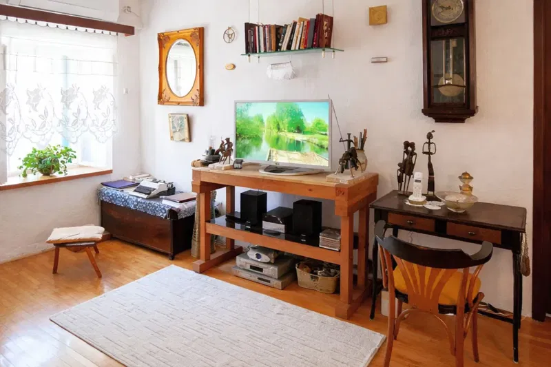 Casa in pietra ristrutturata con cortile, parcheggio e dependance – 3