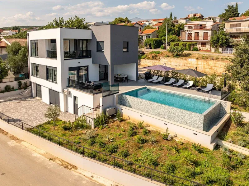 Luksuzna Vila s bazenom i otvorenim pogledom na more – Maslenica
