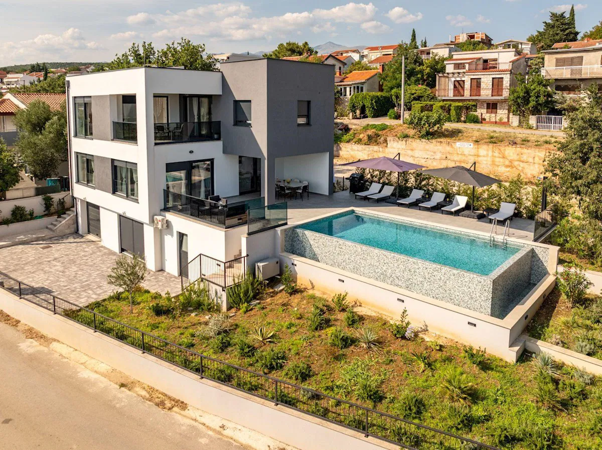 Luksuzna Vila s bazenom i otvorenim pogledom na more – Maslenica