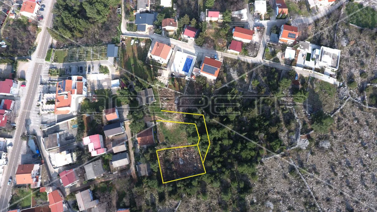Gradbeno zemljišče s borovim gozdom v centru Starigrada, 425m2
