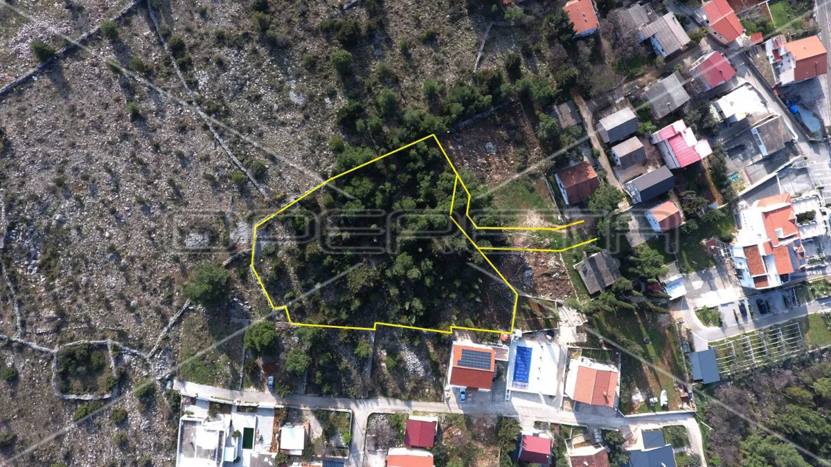 Građevinsko zemljište sa borovom šumom u centru Starigrada, 4081m2