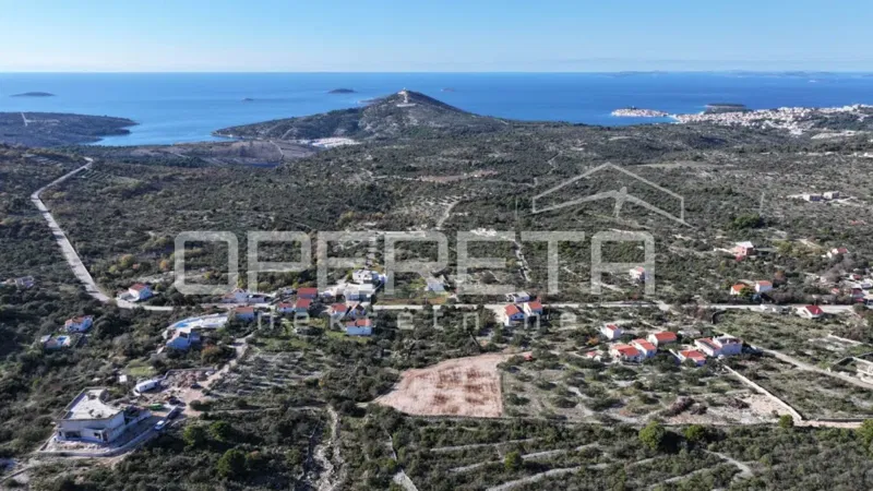 Zemljište u Primoštenu s panoramskim pogledom na more- idealno za gradnju vile