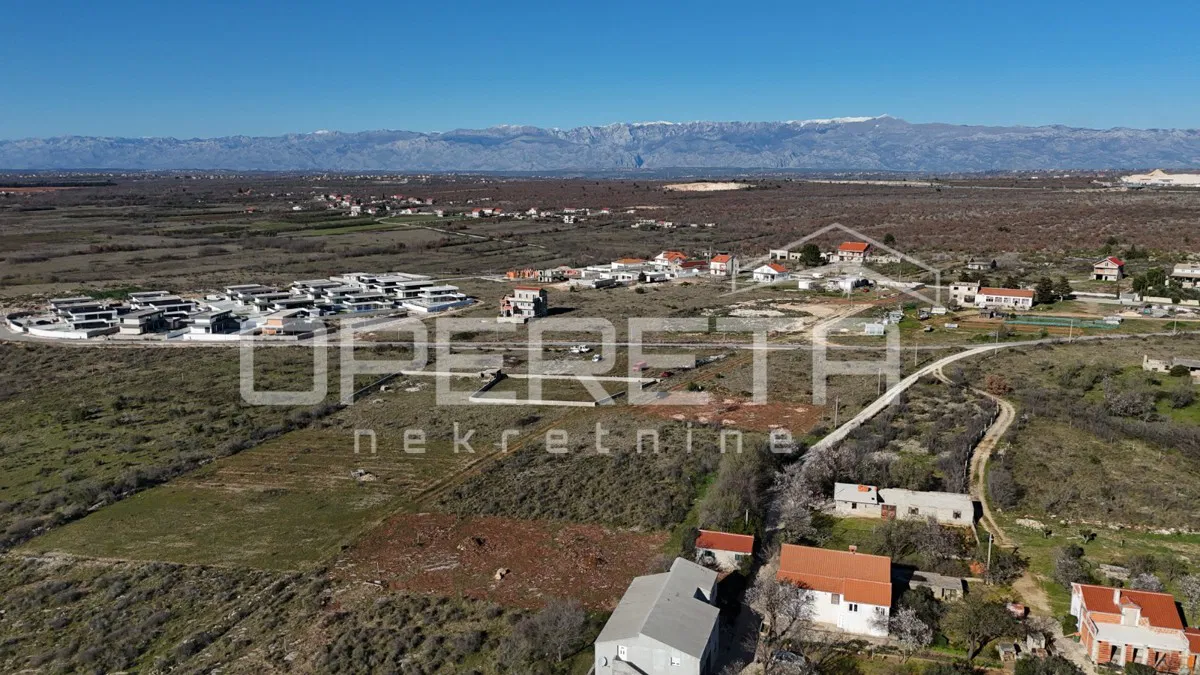 Zemunik G. – Terreno edificabile di 1.669 m², possibilità di frazionamento