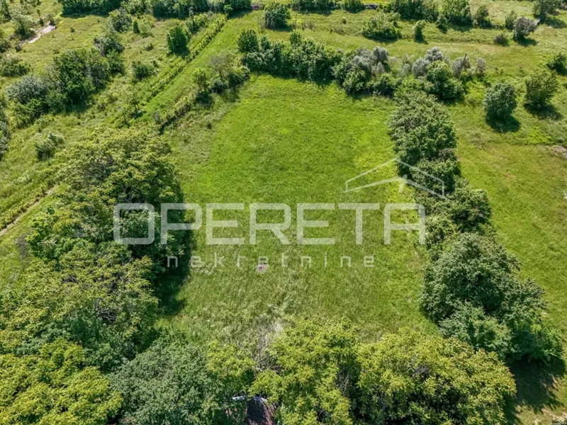 Poljoprivredno zemljište (3478m2) do urbanizirane zone s vodom i strujom