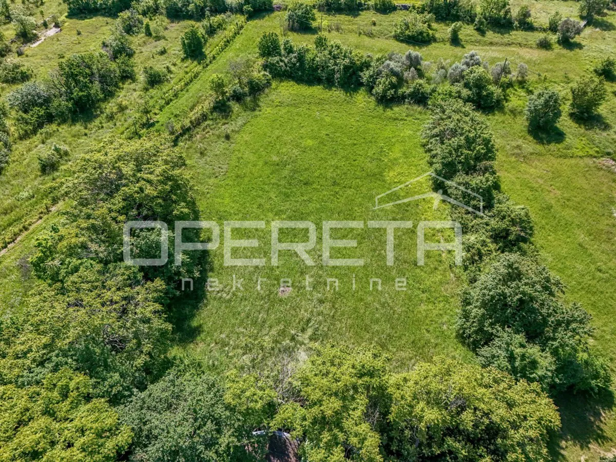 Poljoprivredno zemljište (3478m2) do urbanizirane zone s vodom i strujom