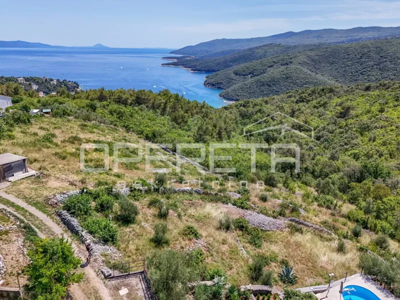 OPPORTUNITÀ – Terreno edificabile con vista aperta sul mare a Rabac, oltre 2.900 m² – 2