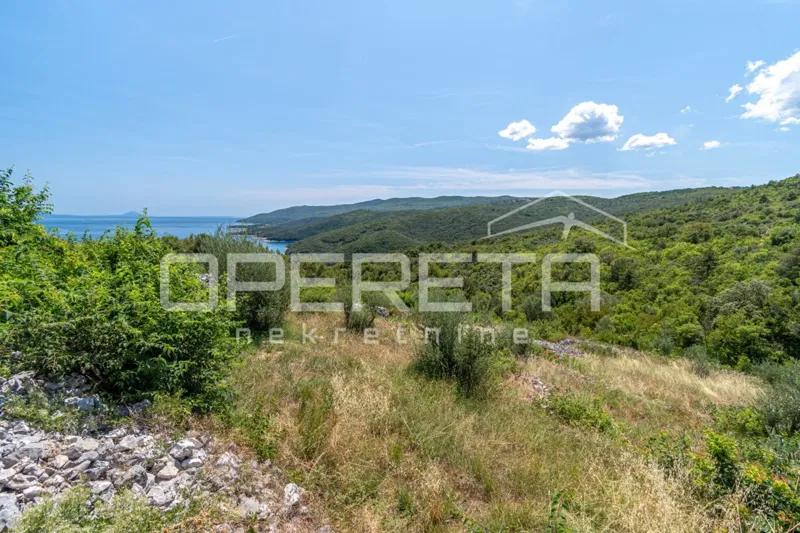 OPPORTUNITÀ – Terreno edificabile con vista aperta sul mare a Rabac, oltre 2.900 m² – 3