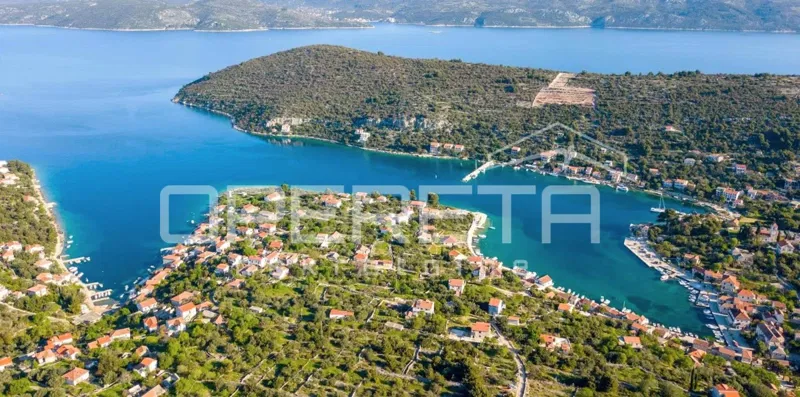 Drvenik Veliki – terreno edificabile di 470 m², a soli 200 m dal mare