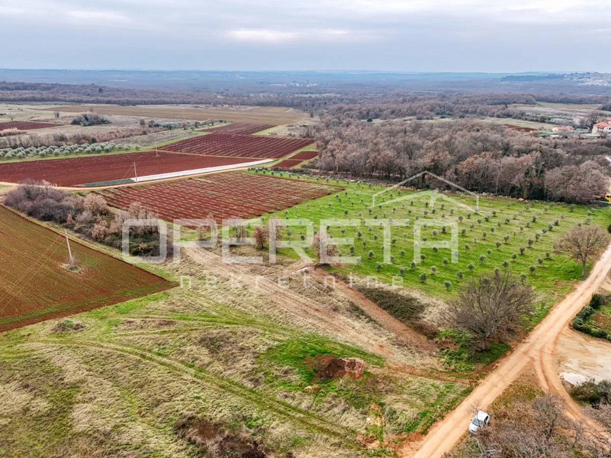 ISTRIEN, KAŠTELIR - Landwirtschaftliches Grundstück mit Meerblick direkt an der Grenze zur Urbanisierung