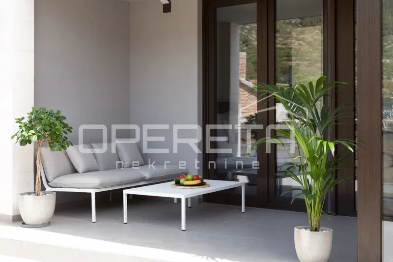 MODERNE WOHNUNG IN STÄDTISCHER VILLA IN KOMIŽA – SELTENE GELEGENHEIT!