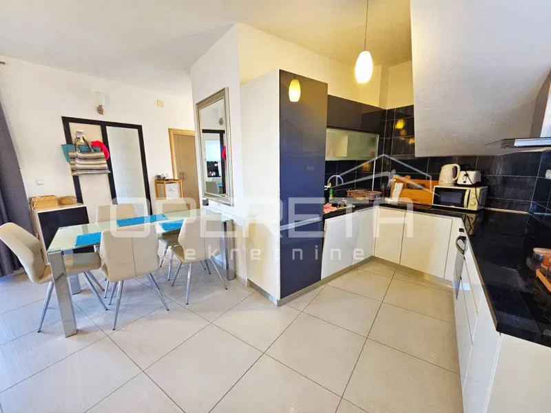 Spacious apartment with pool and parking, 81.20 m², Okrug Gornji – 3