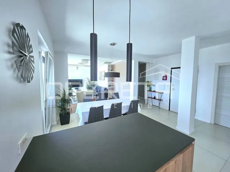 Turnić – Spacious Three-Bedroom Apartment with Large Terrace and Sea View, 2 Parking Spaces + Attic Space – 3