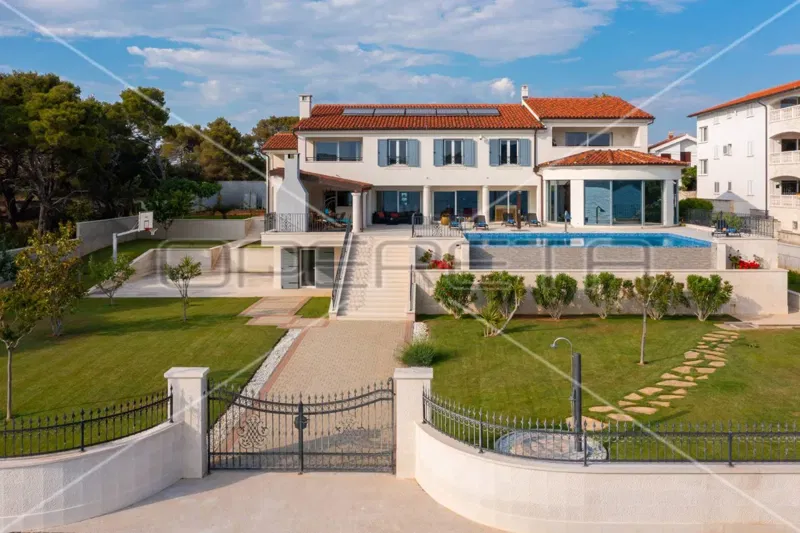 Villa di lusso con piscina, prima fila sul mare. Un rarità sul mercato! – 2