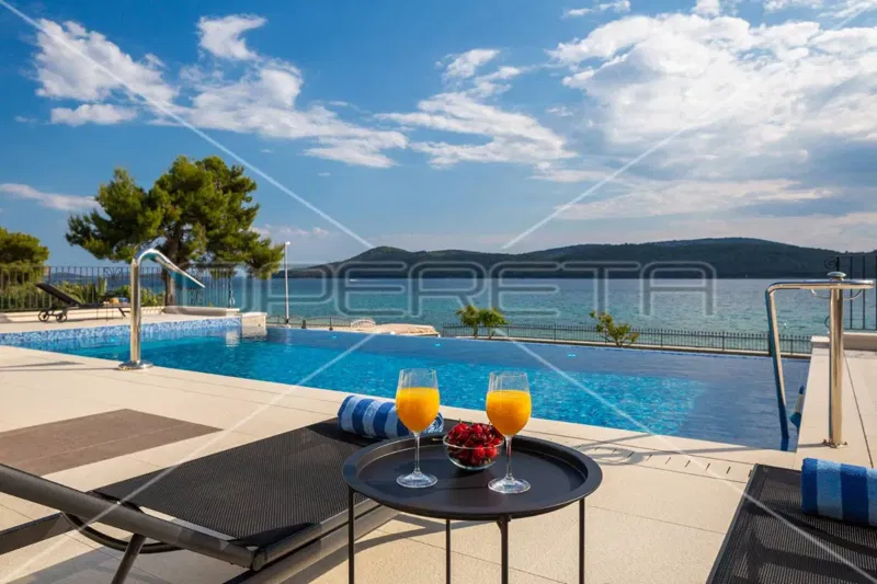 Villa di lusso con piscina, prima fila sul mare. Un rarità sul mercato! – 3