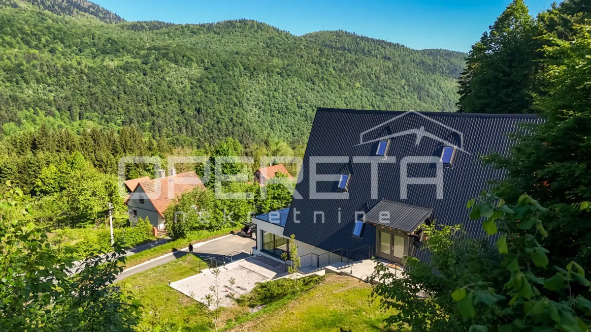 Ekskluzivna gorska vila z bazenom in neoviranim razgledom (Delnice)