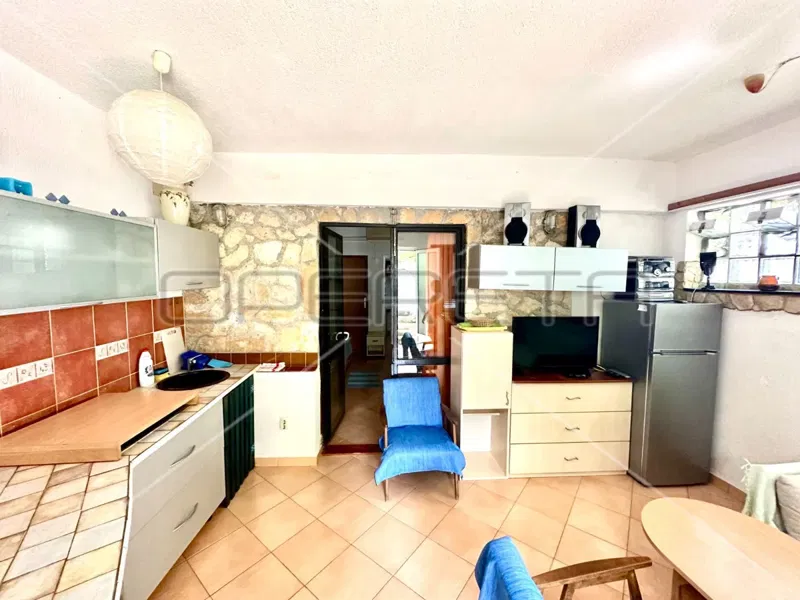 House with a cellar and spacious yard in Murter, 80.57 m2 – 2