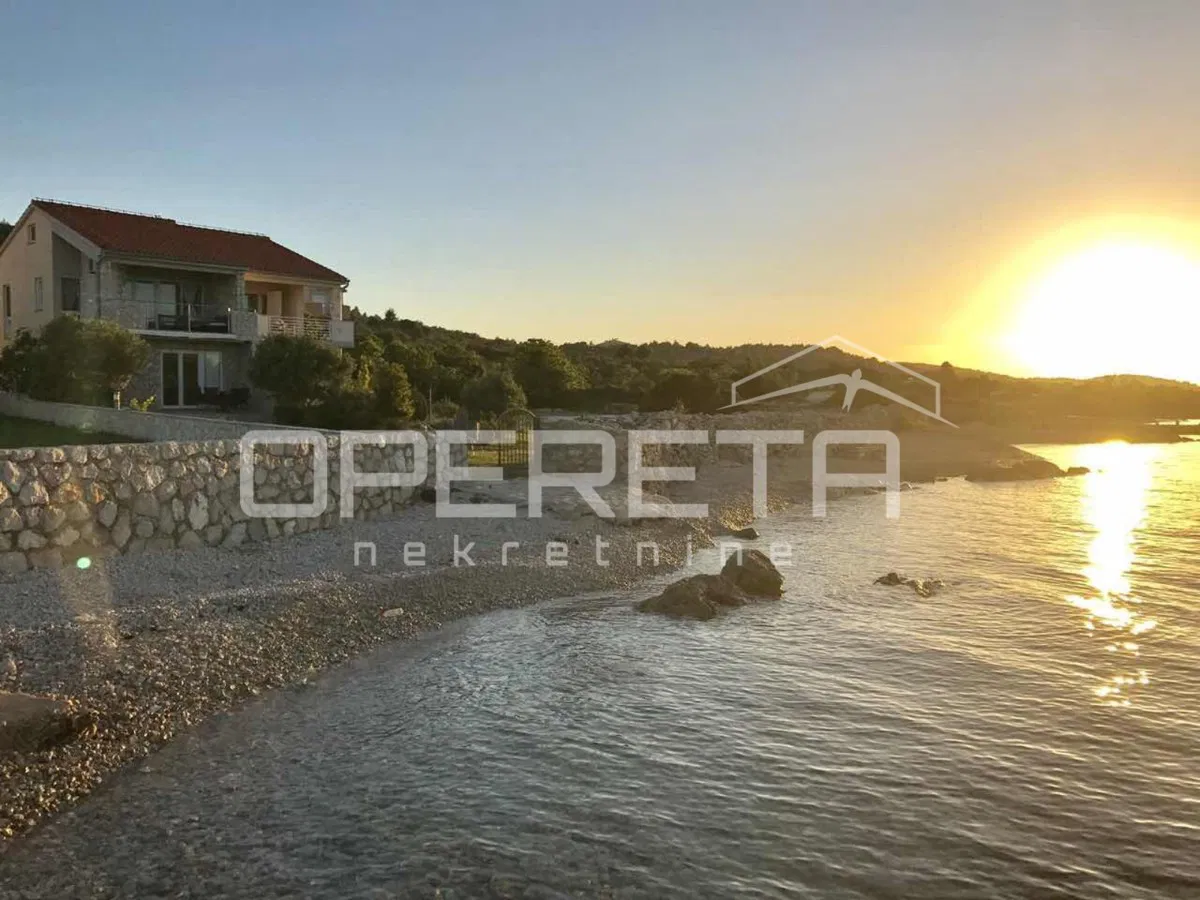 Prvi red do mora – Dvojna kuća sa dva odvojena stana, Dobropoljana, Pašman