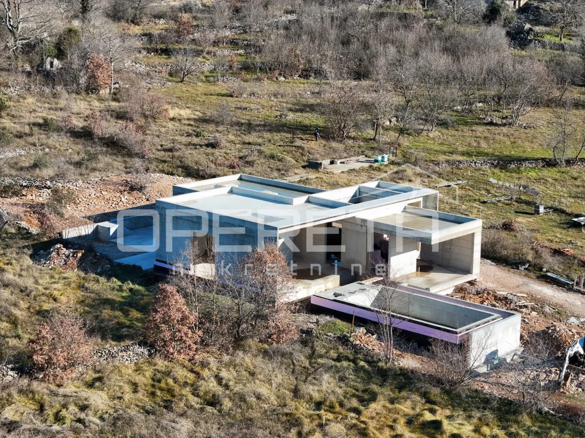 Roh-bau kuća s bazenom i wellness zonom u srcu prirode, nadomak Splita, 220 m2