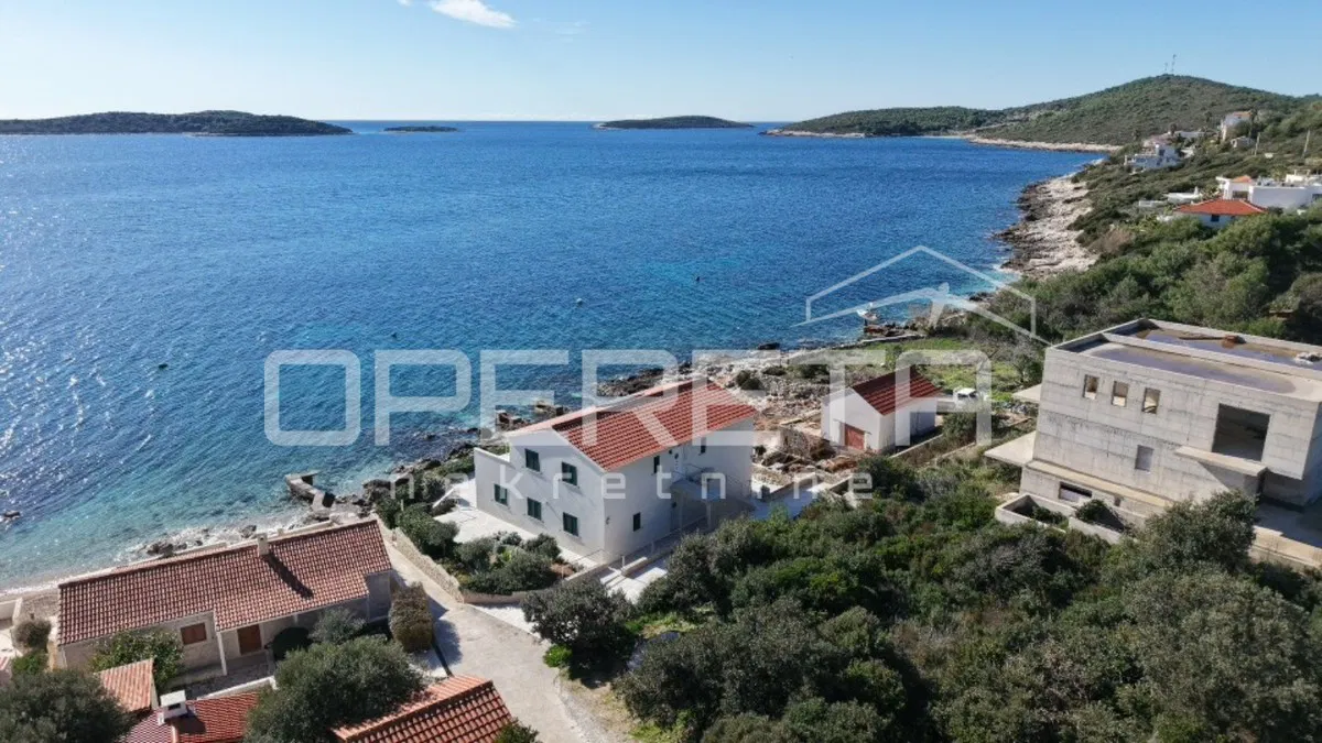 VENDITA, UNICA VILLA 4BDR 4BTHR SULLA SPIAGGIA, CON 1.000m2 DI TERRENO