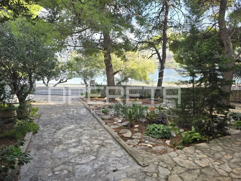 Casa con giardino, prima fila sul mare! – 2