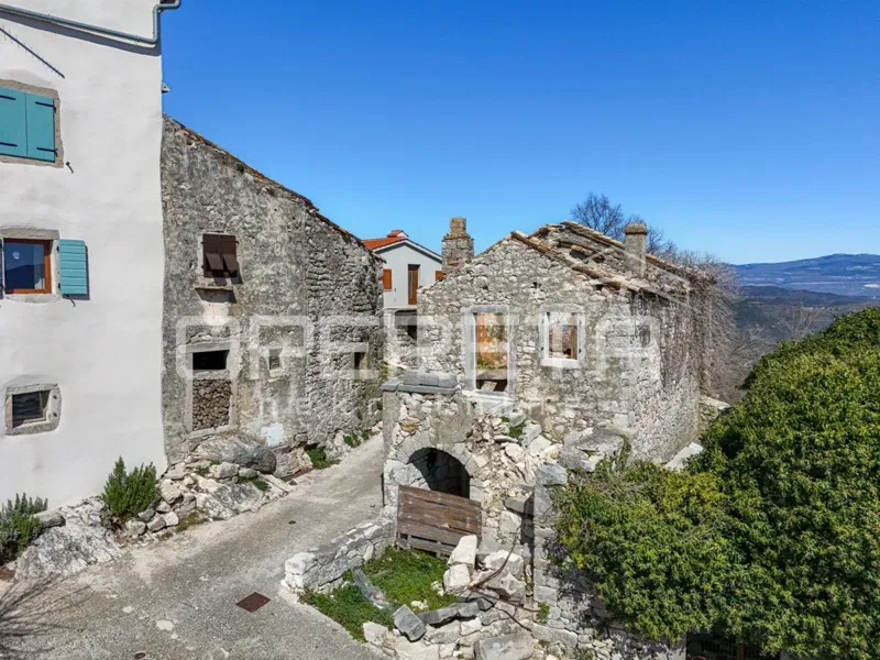 Tre case a schiera da ristrutturare in ottima posizione con vista panoramica. – 2