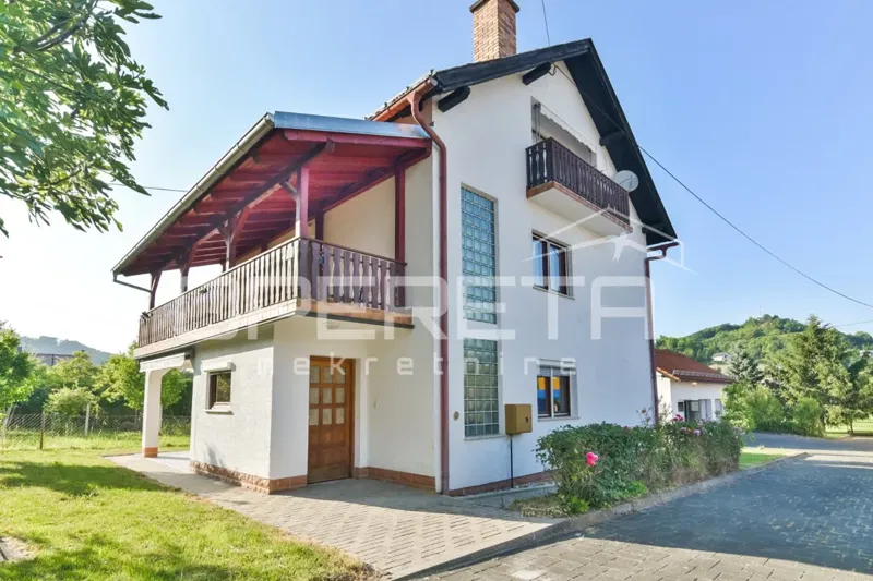 KUĆA, KRAPINSKE TOPLICE / KLOKOVEC – 243 m² stambene površine + objekt s poslovnim prostorom i garažama od 110 m² na parceli od 802 m²