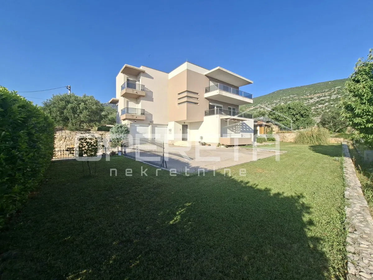 Villa s bazenom, zatvorenim kominom i pogledoma na Split